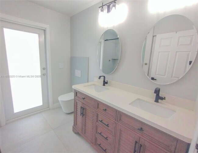 Building Photo - 5780 Sun Pointe Cir