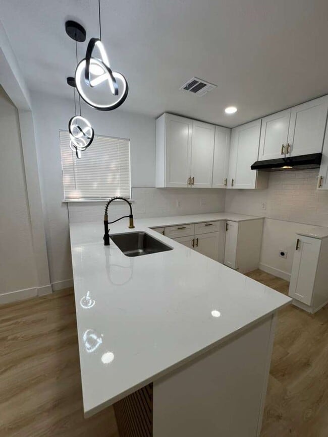 Building Photo - 2413 Brewster St