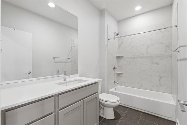 Building Photo - 801 N Bluff Dr