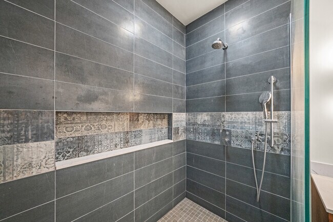 Building Photo - 501 N Clinton St