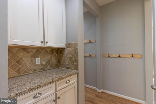 Building Photo - 8061 Side Hill Dr