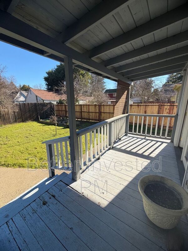 Building Photo - 559 N Oak St