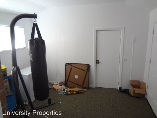 Building Photo - 5 br, 2 bath Room For Rent - 2901 Avondale