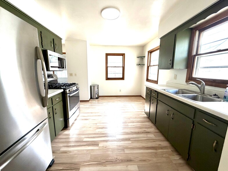 Building Photo - 2098 Sherwood Ave