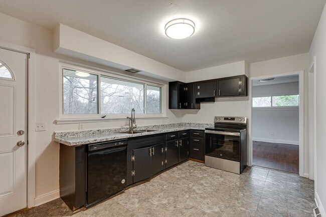 Building Photo - Three Bedroom Two Bathroom House For Rent