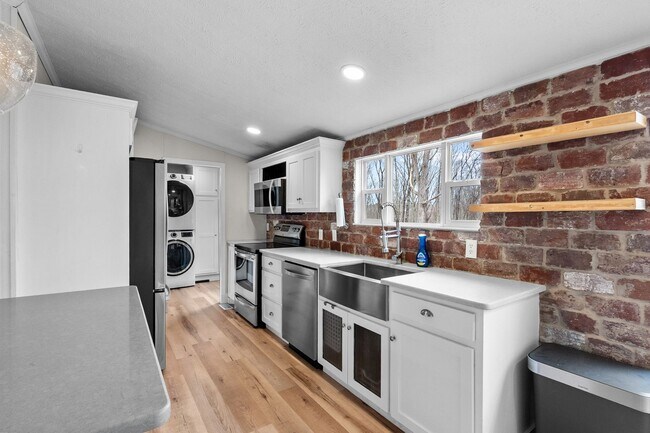 Building Photo - Ranch with 6 Acres!