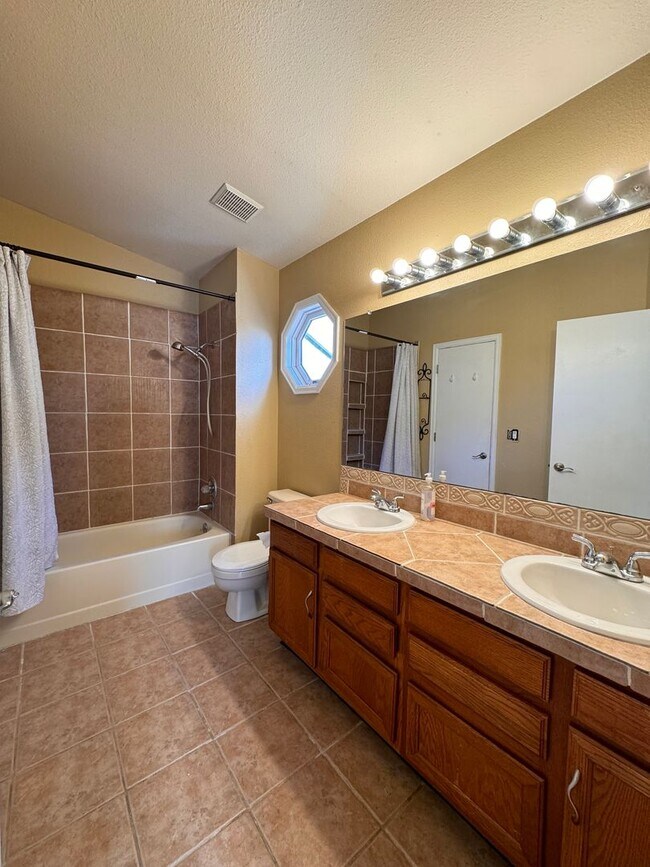 Building Photo - Nice Home in North Loveland