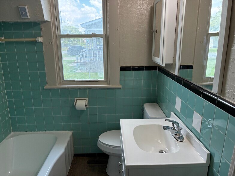 Building Photo - 2406 Acorn St