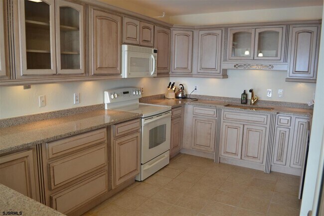 Building Photo - 236 N Derby Ave