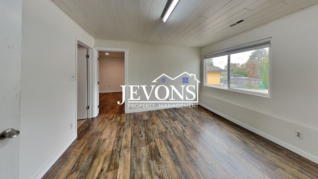 Building Photo - $1,000 Rent Credit if move-in occurs befor...