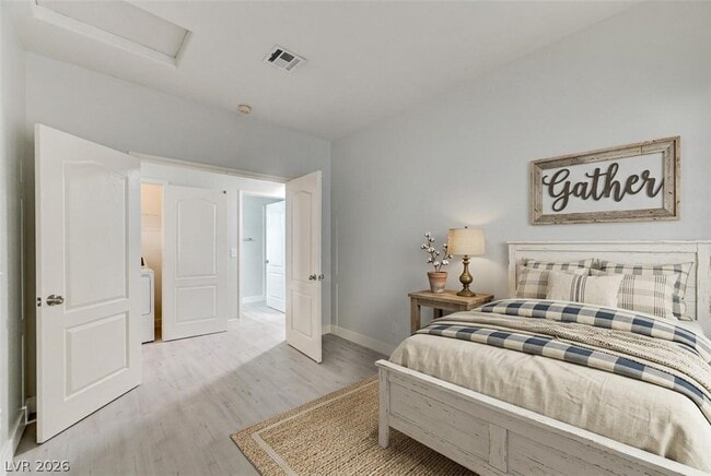 Building Photo - 1900 N Torrey Pines Dr