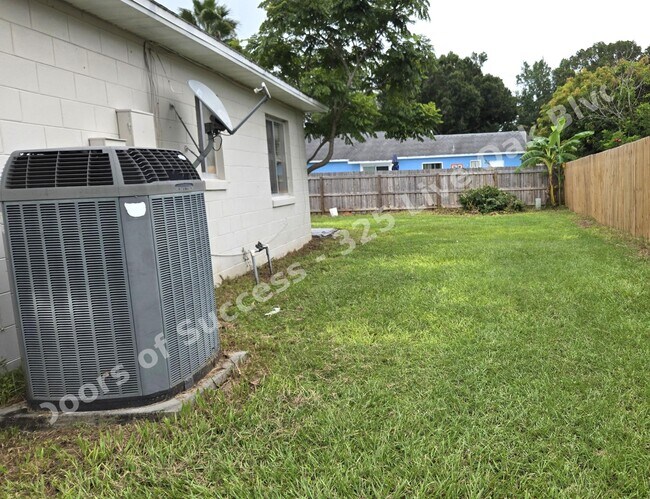 Building Photo - 325 Live Oak Blvd