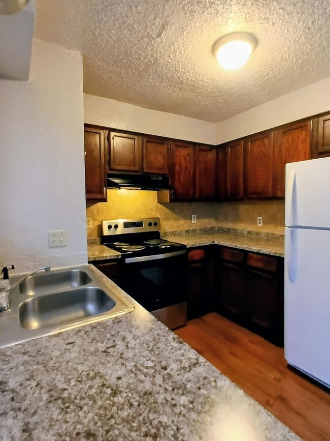 Building Photo - 3 bed, 2 bath - Carl Albert Schools!