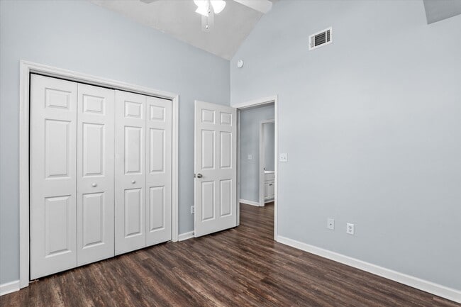Building Photo - 570 Lory Ln