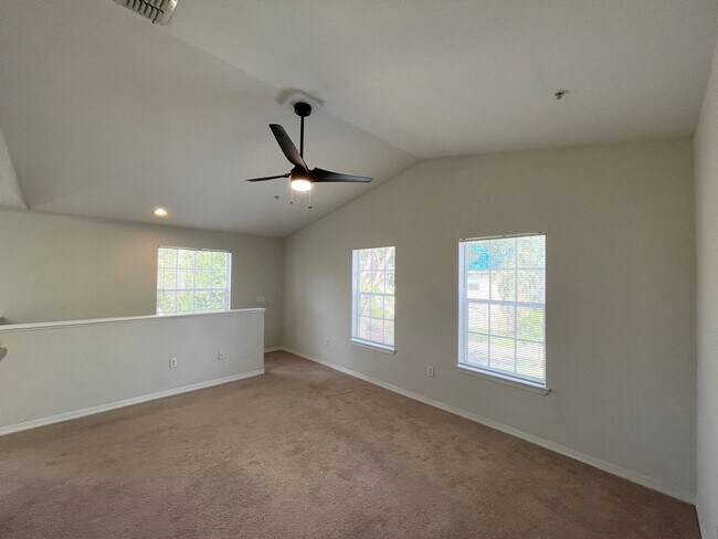 Building Photo - 1 Bedroom / 1 Bath Condo in Gated Communit...