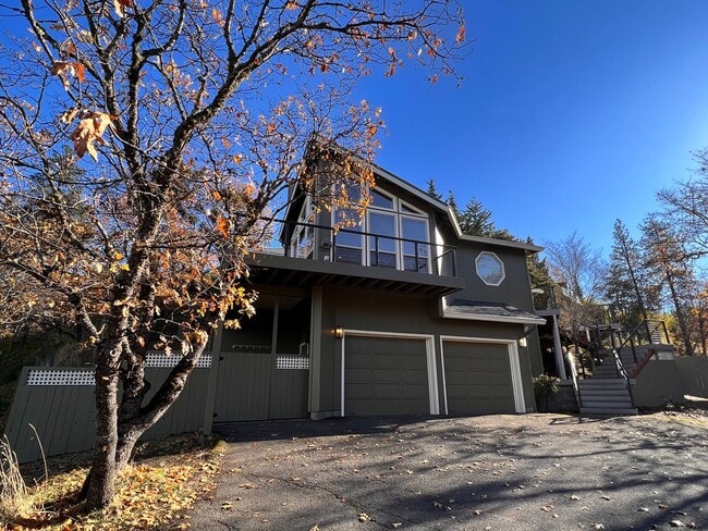 Building Photo - STUNNING VIEWS from this 3 bedroom, 2 bath home | Available February