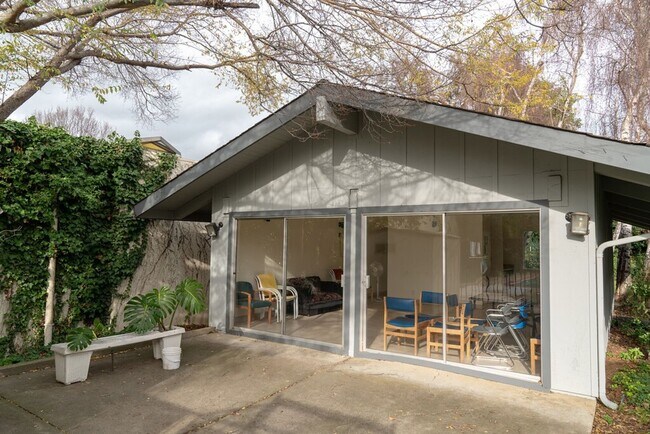 Building Photo - 2 Bed (Both are Master-Suites) and 2.5 Bat...