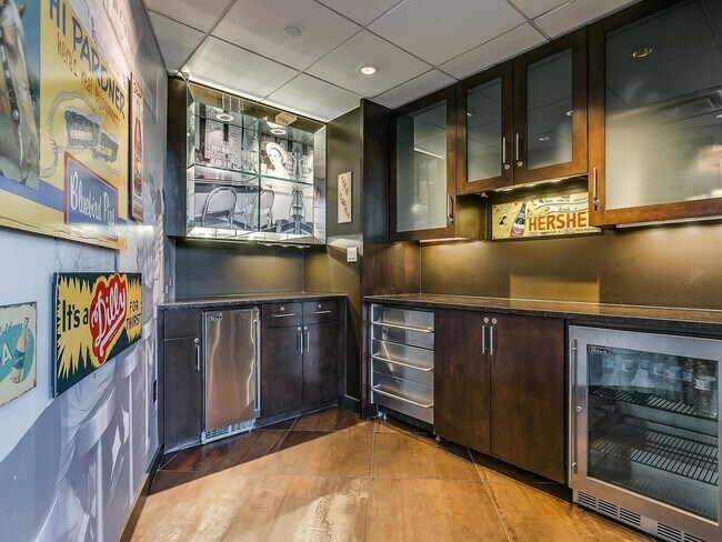 Building Photo - Come Live in Historic Montgomery Plaza- East Tower- 2 bed, 2 bath- 76107