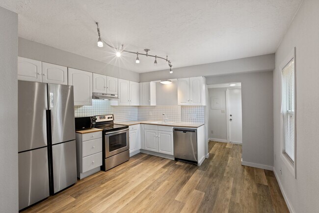 Building Photo - 1 BD available in the serene SW Hills