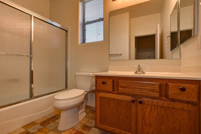 Building Photo - Upgraded 3 bed 2 bath StoneRidge Beauty!