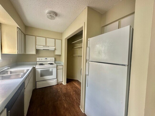 Building Photo - 1910 West Loop