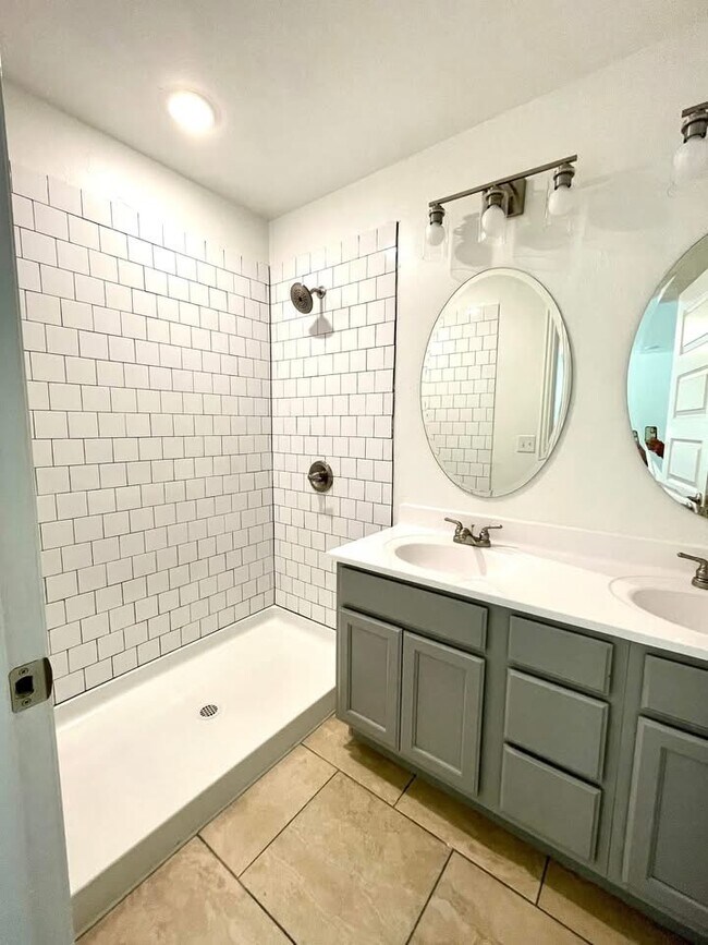 Building Photo - 914 Indian Plns Rd