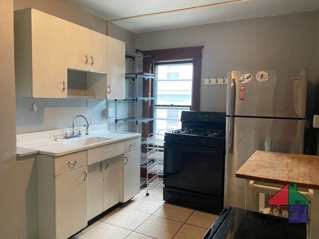 Building Photo - Spacious 8 Bedroom, 3 Bathroom Home for Re...