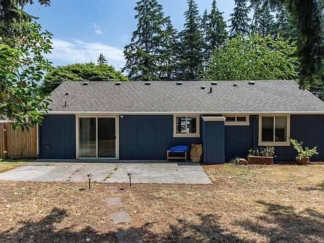Building Photo - Tastefully Updated 3bd 1 bath home with la...