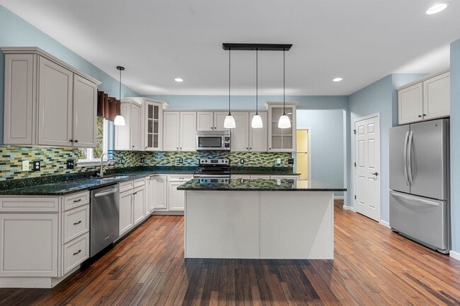 Building Photo - Stunning Former Display Home on a Quiet Cu...