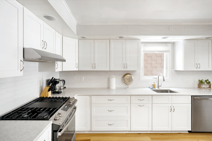 Building Photo - 36 E 47th St