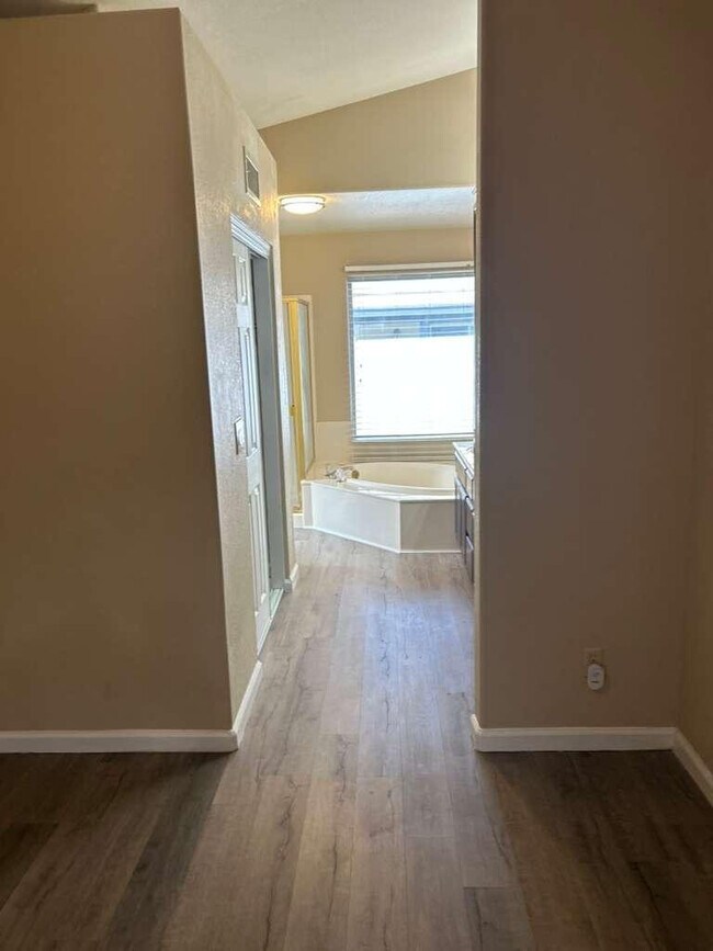 Building Photo - 15822 N 5th Ave