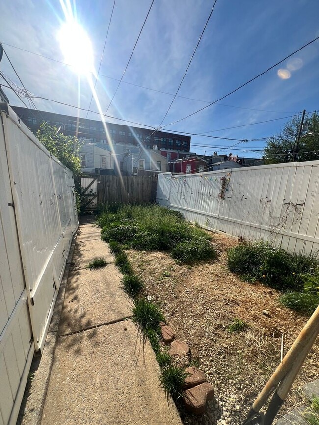 Building Photo - 3 Bedroom 1 Bath Available for Rent