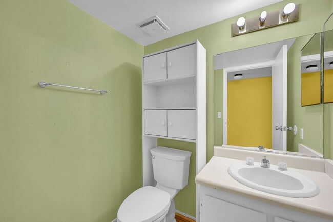 Building Photo - PARTIALLY FURNISHED 3 BEDROOM TOWNHOME NEAR CHINATOWN & STRIP