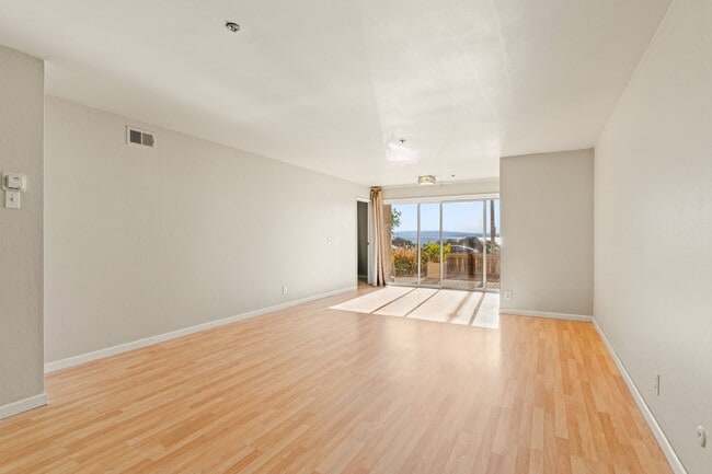 Building Photo - Utilities Paid! Modern 2 Bed Condo on the Water! Live by the Bay