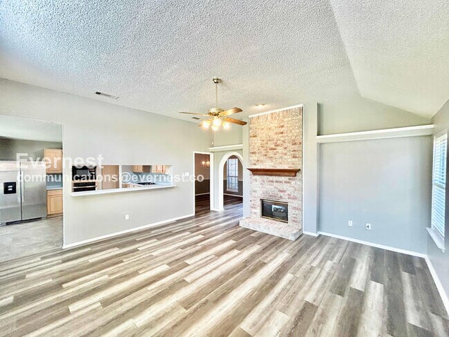Building Photo - 3 Bed, 2 Bath with Fenced Yard & Garage / Pet-Friendly / Available Now!