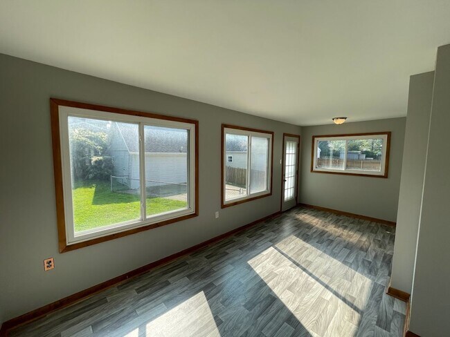 Building Photo - Three bedroom 1 1/2 bathroom home for rent