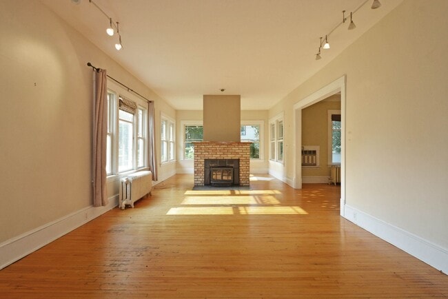 Building Photo - Beautiful 4-bedroom 2.5-bathoom - Great Lo...