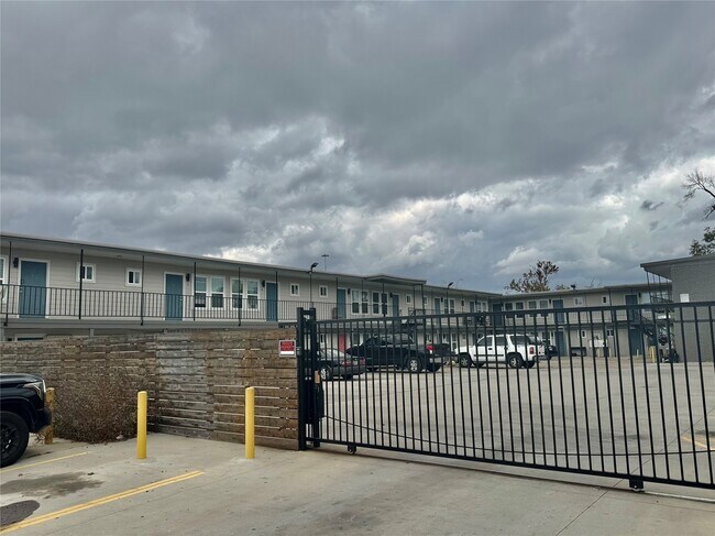 Building Photo - 6705 Fairway Dr