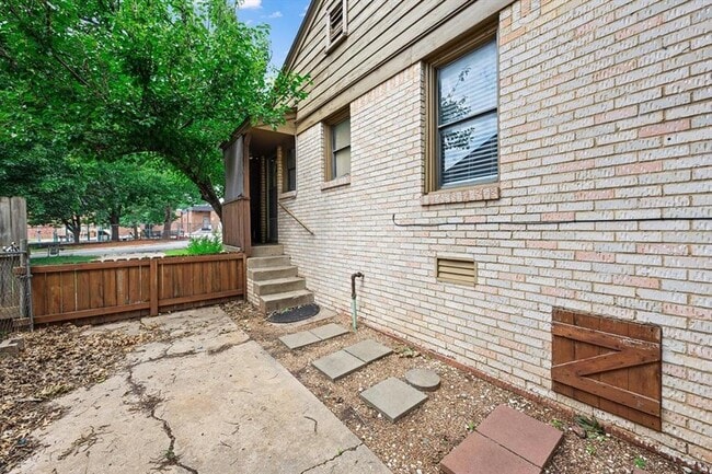 Building Photo - 208 E 7th St