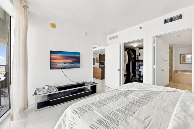 Building Photo - 465 Brickell Ave