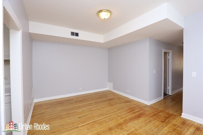 Building Photo - 2407 W Wilson Ave