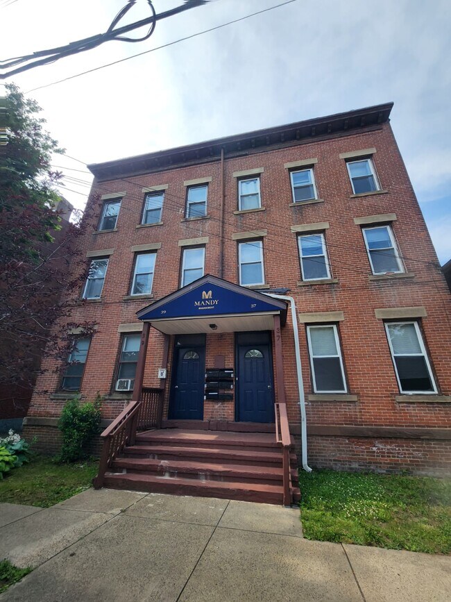 Building Photo - 39 William St