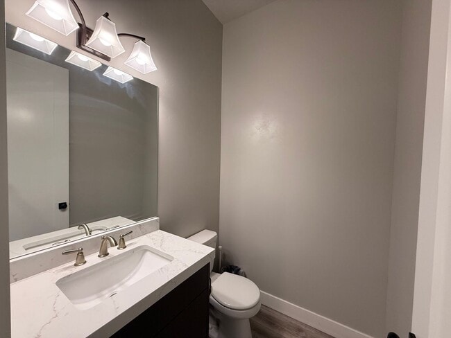 Building Photo - Luxury 7-Bedroom Home with Office, Dayligh...