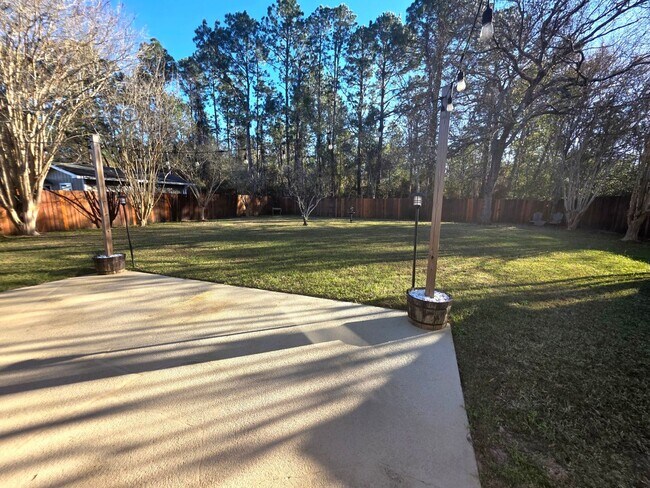 Building Photo - Inviting Woodridge Manor 3/2 Home with Fireplace and Fenced Yard