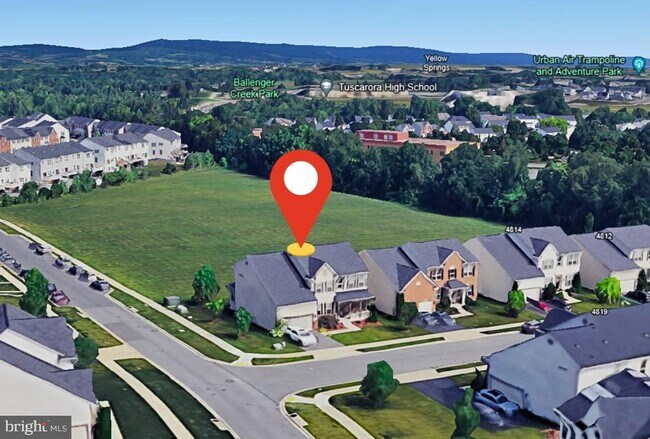 Building Photo - 4818 Clarendon Dr