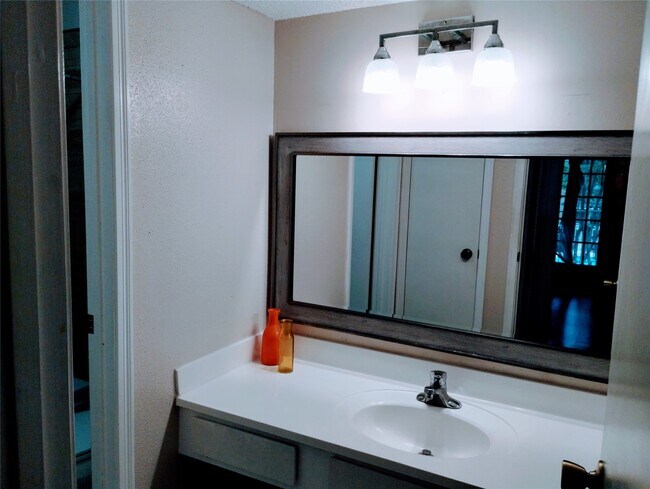 Building Photo - 11201 Lynbrook Dr