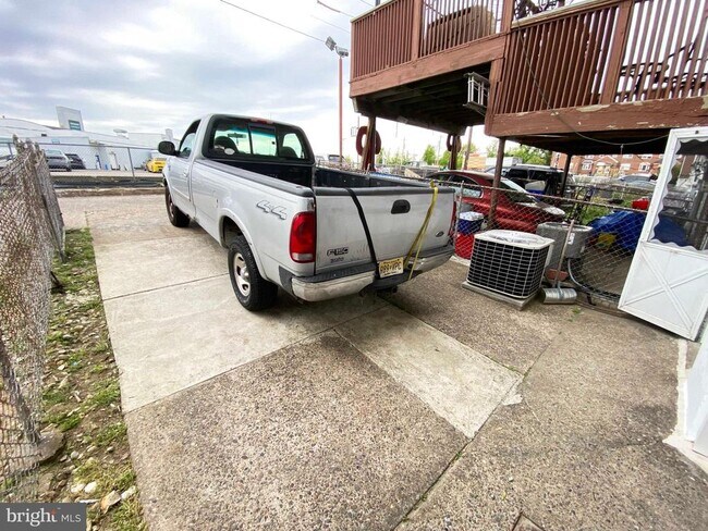 Building Photo - 6330 Leonard St