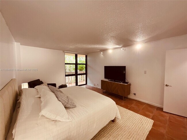 Building Photo - 1121 Crandon Blvd