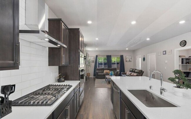 Building Photo - Modern 4-Bed Home in Northshore School District with A/C