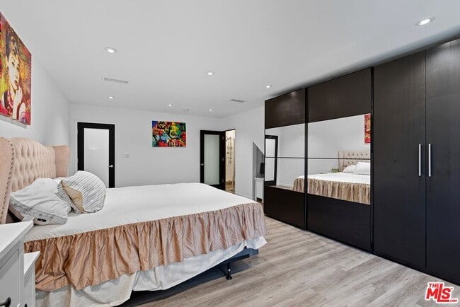 Building Photo - 10915 Ayres Ave